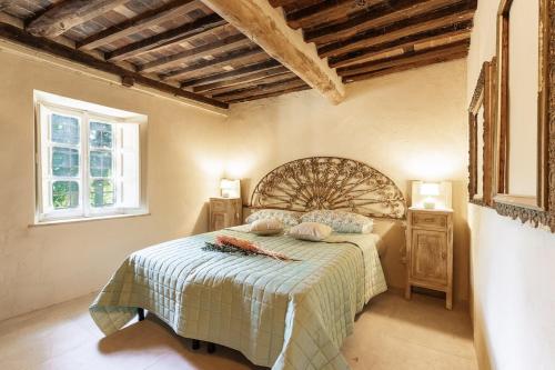 Ένα ή περισσότερα κρεβάτια σε δωμάτιο στο Borgo sulla Visona 7 camere piscina Lucca Toscana