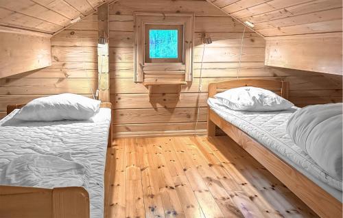 オーリェングにあるBeautiful Home In Årjäng With Saunaのウッドルーム ベッド2台 窓付