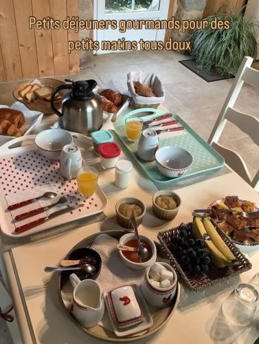 une table avec un plateau de petit-déjeuner dessus dans l'établissement La Belle Hermine, à Tonquédec