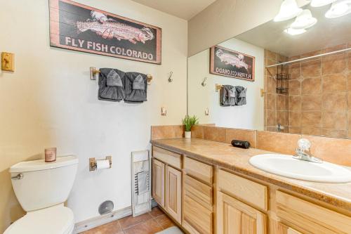 un baño con inodoro y lavabo en Condo Near Winter Park Resort and Steps From Shuttle, en Fraser