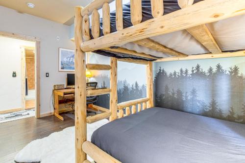 Un dormitorio con dos literas y un escritorio. en Condo Near Winter Park Resort and Steps From Shuttle, en Fraser