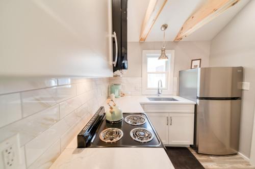 Una cocina o zona de cocina en Studio with Deck by Leavetown Vacations