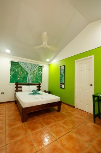 Una cama o camas en una habitación de Turtle Beach Lodge