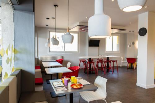 A restaurant or other place to eat at Ibis Styles Rouen Centre Cathédrale