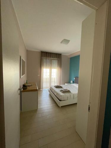 a bedroom with a bed and a window in it at Appartamento Azzurro in Roseto degli Abruzzi