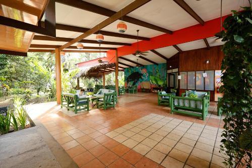 Un restaurante u otro lugar para comer en Turtle Beach Lodge
