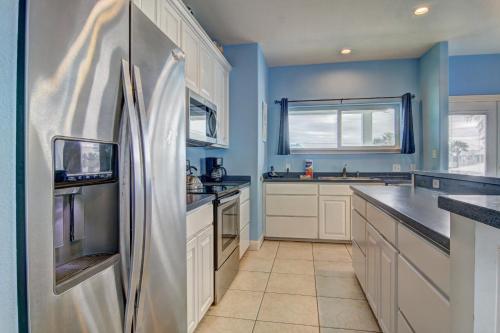 Galeriebild der Unterkunft Casa Las Palmas - Pet Friendly! Boardwalk to the Beach! in Mustang Beach