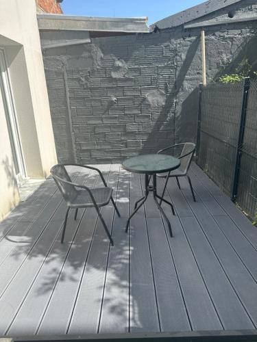 Ein Balkon oder eine Terrasse in der Unterkunft Cozy apartment with garden, massage