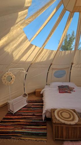 a bedroom with a bed in a tent at Ofidaki Glamping in Vama Veche