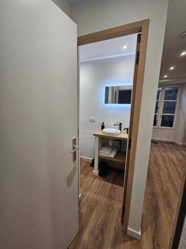 Studio Castellane Centre في كاستيلان: باب مفتوح يؤدي إلى حمام مع حوض