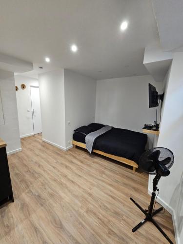 Studio Castellane Centre في كاستيلان: غرفة نوم بها سرير ومكتب وكرسي