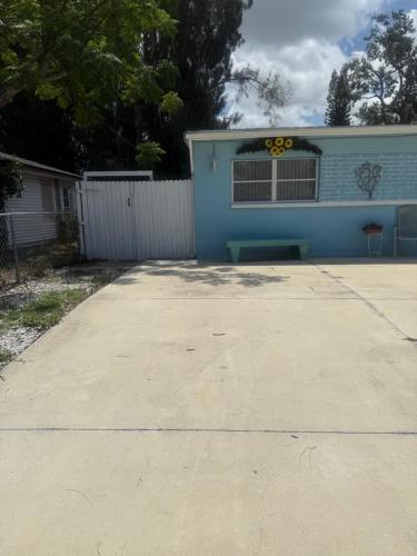 a blue house with a sunflower on the window at Studio Yunet in Bradenton