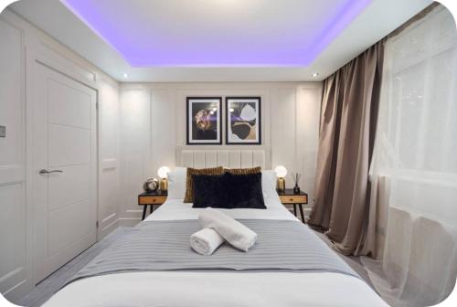 a bedroom with a bed with a purple ceiling at South East Ensuite 12mins to Elizabeth line in Thamesmead