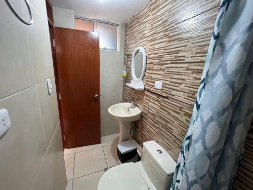 ein Badezimmer mit einer weißen Toilette und einem Waschbecken in der Unterkunft Departamento entero dos habitaciones completamente amoblado in Arequipa