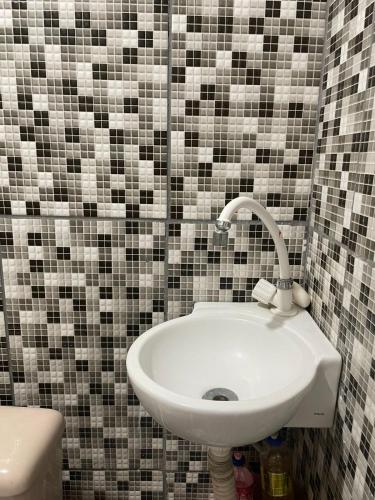 a bathroom with a sink and a toilet at Suíte Central in Palmas