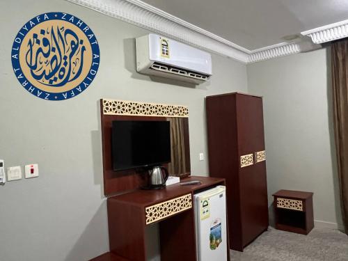 Certificado, premio, señal o documento que está expuesto en فندق تارا المحبس - محبس الجن -
