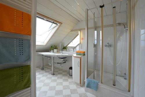 OpfenbachにあるTannenhof Eppleのバスルーム(シャワー、シンク付)