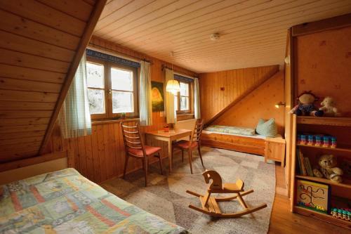 OpfenbachにあるTannenhof Eppleのベッドルーム1室(ベッド1台、テーブル、椅子付)