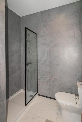 a bathroom with a shower and a toilet at Mi Casa Es Su Casa Nº3 in Albufeira