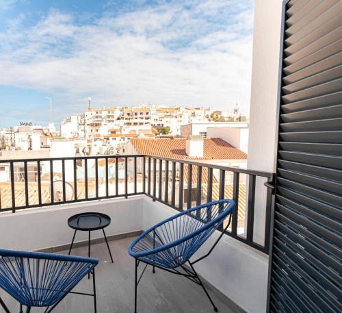 a balcony with two chairs and a view of a city at Mi Casa Es Su Casa Nº3 in Albufeira