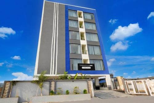 a tall building with a blue sky in the background at Super Townhouse Oak Nagole Metro Station Formerly Saka Arcade in Upal