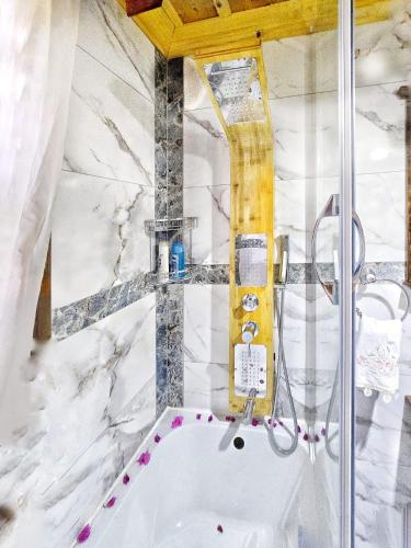 a bathroom with a white marble wall and a sink at ŞİRİNCEM PLUs 