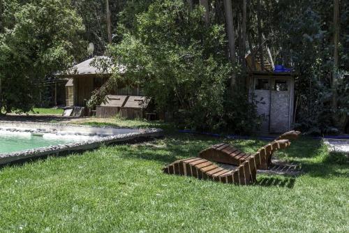 a yard with a reclining chair in the grass at Bosques del Paico in El Monte