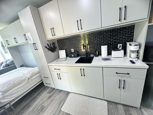 Dapur atau dapur kecil di Magnolia Estate Container Home