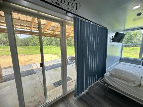 Katil atau katil-katil dalam bilik di Magnolia Estate Container Home