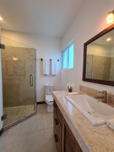 ein Badezimmer mit einem großen Waschbecken und einer Dusche in der Unterkunft Tortugas uno cero tres in Puerto Escondido
