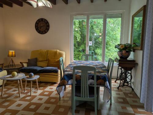 Gîte indépendant avec terrasse et accès direct au lac - FR-1-590-223