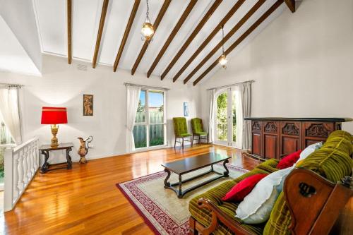 O zonă de relaxare la Timeless Frankston Heritage Family Home