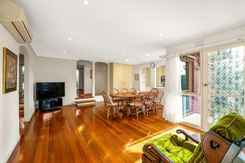 Un televizor și/sau centru de divertisment la Timeless Frankston Heritage Family Home