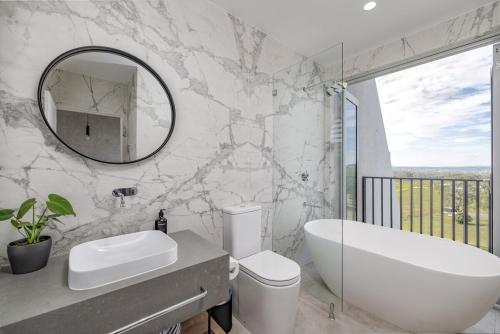 um banheiro com banheira, pia e espelho em Mount View Estate One Bedroom Country Stay The Wisteria Escape em Mount View