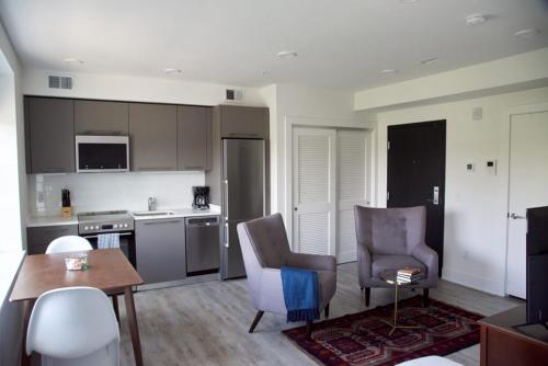Кухня или мини-кухня в Reside Navy Yard, a Wyndham Residence
