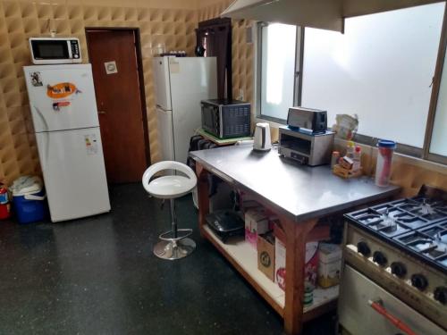 cocina con encimera, nevera y fogones en Habitación Familiar 6P Bariloche, en San Carlos de Bariloche