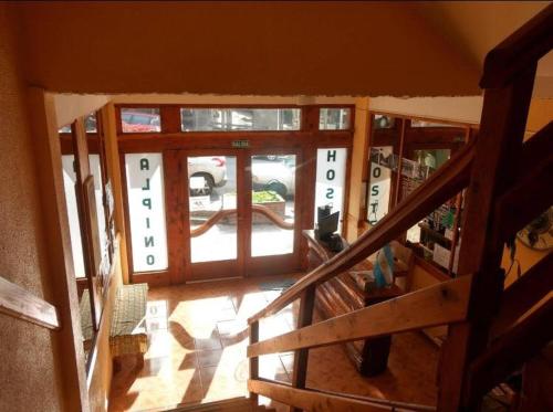 Una vista aérea de una habitación con una puerta. en Habitación Familiar 6P Bariloche, en San Carlos de Bariloche
