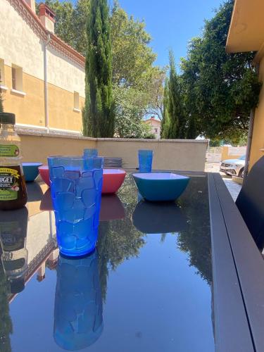 Μπαλκόνι ή βεράντα στο T3 rdc, terrasse ombragée, parking avec portail
