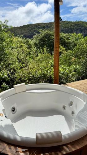 a white bath tub sitting on top of a table at Docas da Lapa in Santana do Riacho