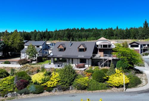 una vista aerea di una casa di Blue Lake Lodge - Lake Tekapo a Lake Tekapo