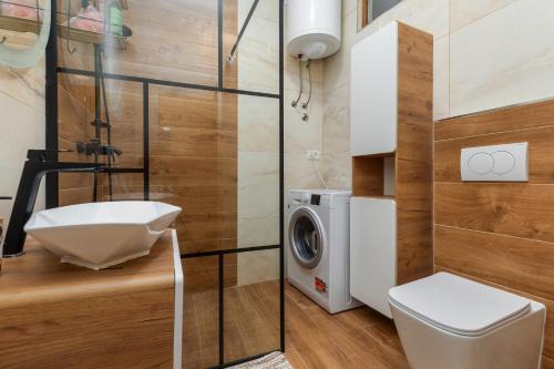 un bagno con lavandino e lavatrice di Apartments by the sea Lokva Rogoznica, Omis - 24321 a Lokva Rogoznica