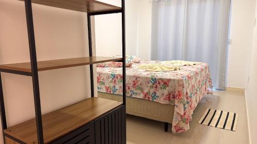 2 Quartos | Churrasqueira | 800m da Praia | P240 في بيساراس: غرفة نوم مع سرير مع طاولة ورف