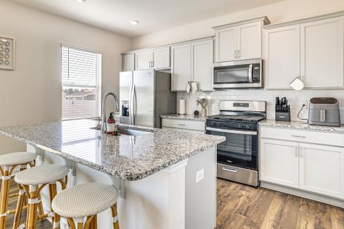 Imagen de la galería de Pool Access, 2 Mi to Main St Fountain Inn Home!, en Simpsonville