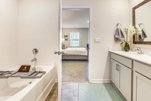 um banheiro com pia e espelho em Pool Access, 2 Mi to Main St Fountain Inn Home! em Simpsonville