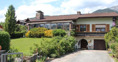 a house with a garden and a driveway at Appartement Aich-Assach in Aich