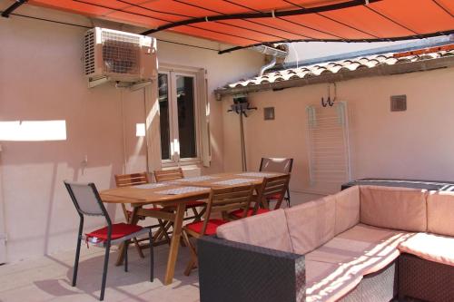 Χώρος καθιστικού στο Au balcon du théâtre antique Appartement HYPERCENTRE - TOUT ÉQUIPÉ ET NETFLIX - parking gratuit à 250m et payant à 50m