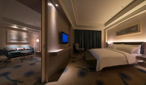 Postel nebo postele na pokoji v ubytování Chongqing Baolong Art Hotel