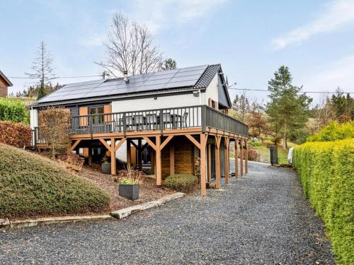 una casa con techo solar encima en Elegant chalet in Manhay with Sauna, en Manhay