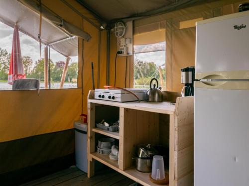 Η κουζίνα ή μικρή κουζίνα στο Glamping by the Water in Zelhem