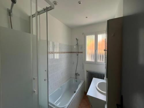 Ένα μπάνιο στο Villa in St Denis with Private Pool